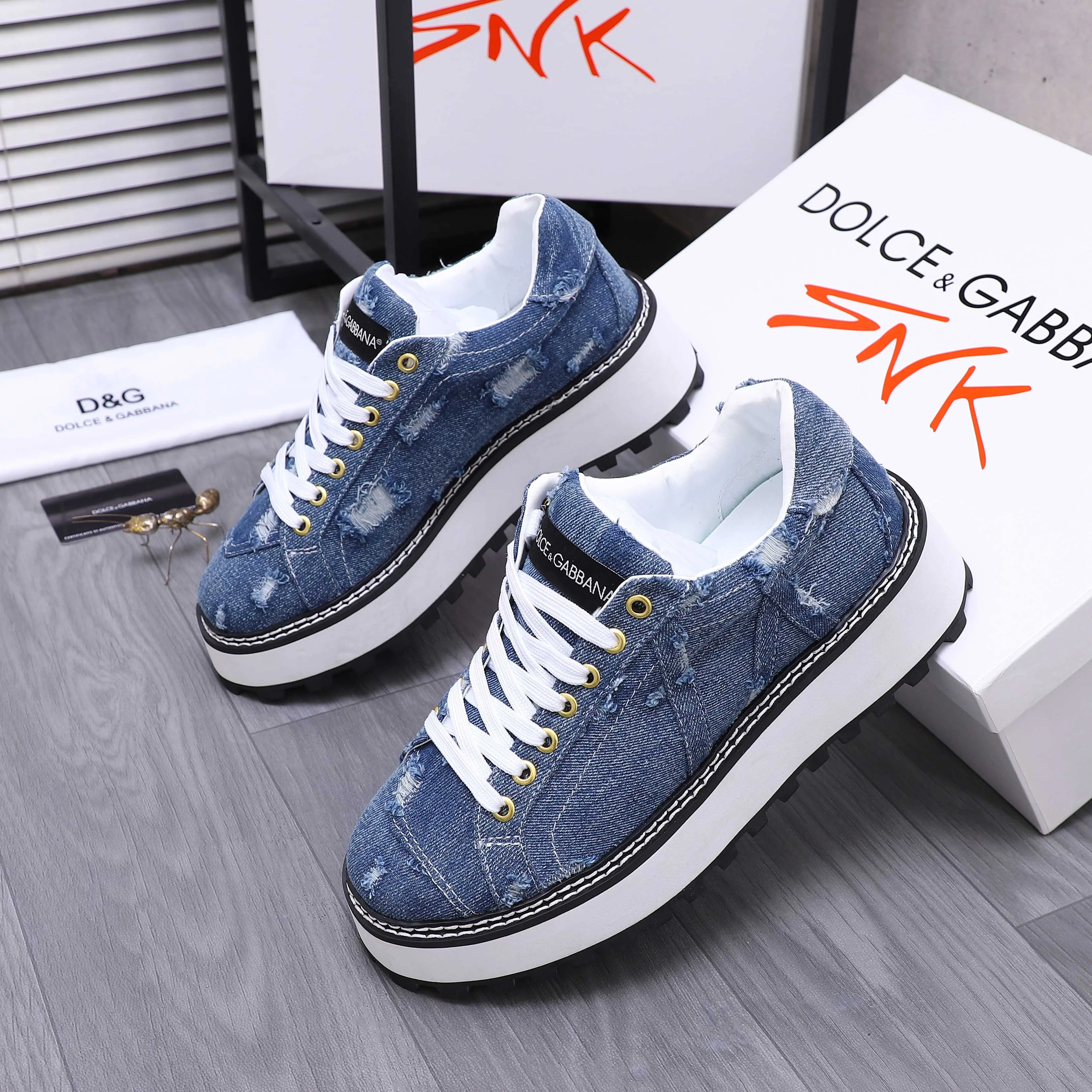 Men's shoes 💰442 Product trademark: DG (Dolce & Gabbana) casual shoes for couples. Regular size: 36-46 (45.46 is custom-made and non-returnable). Product materials: Selected denim stitching upper, leather lining, cowhide insole, non-slip rubber outsole